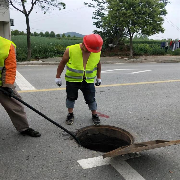 南京鼓樓區(qū)管道疏通公司電話，疏通雨污排水管道，高壓清洗