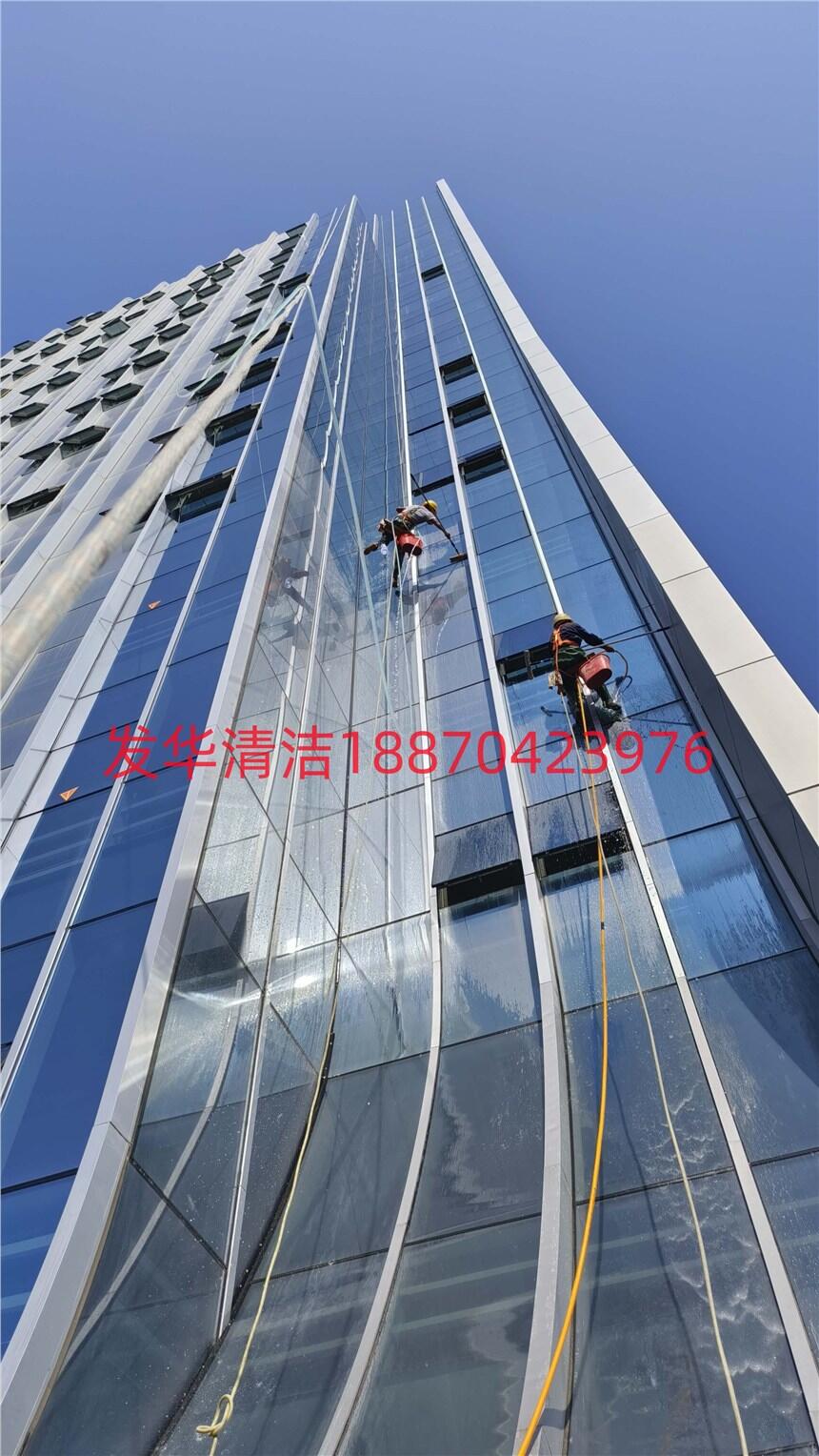 福建龍巖市發(fā)華清潔修補塔吊洞均有購買保險