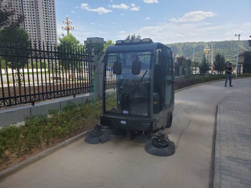 西安工廠用駕駛式電動(dòng)三輪清掃車 封閉式三輪掃地車